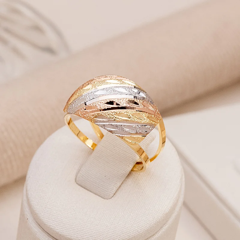 Semijoia finalizada com banho de três cores: ouro, ródio branco e rosê