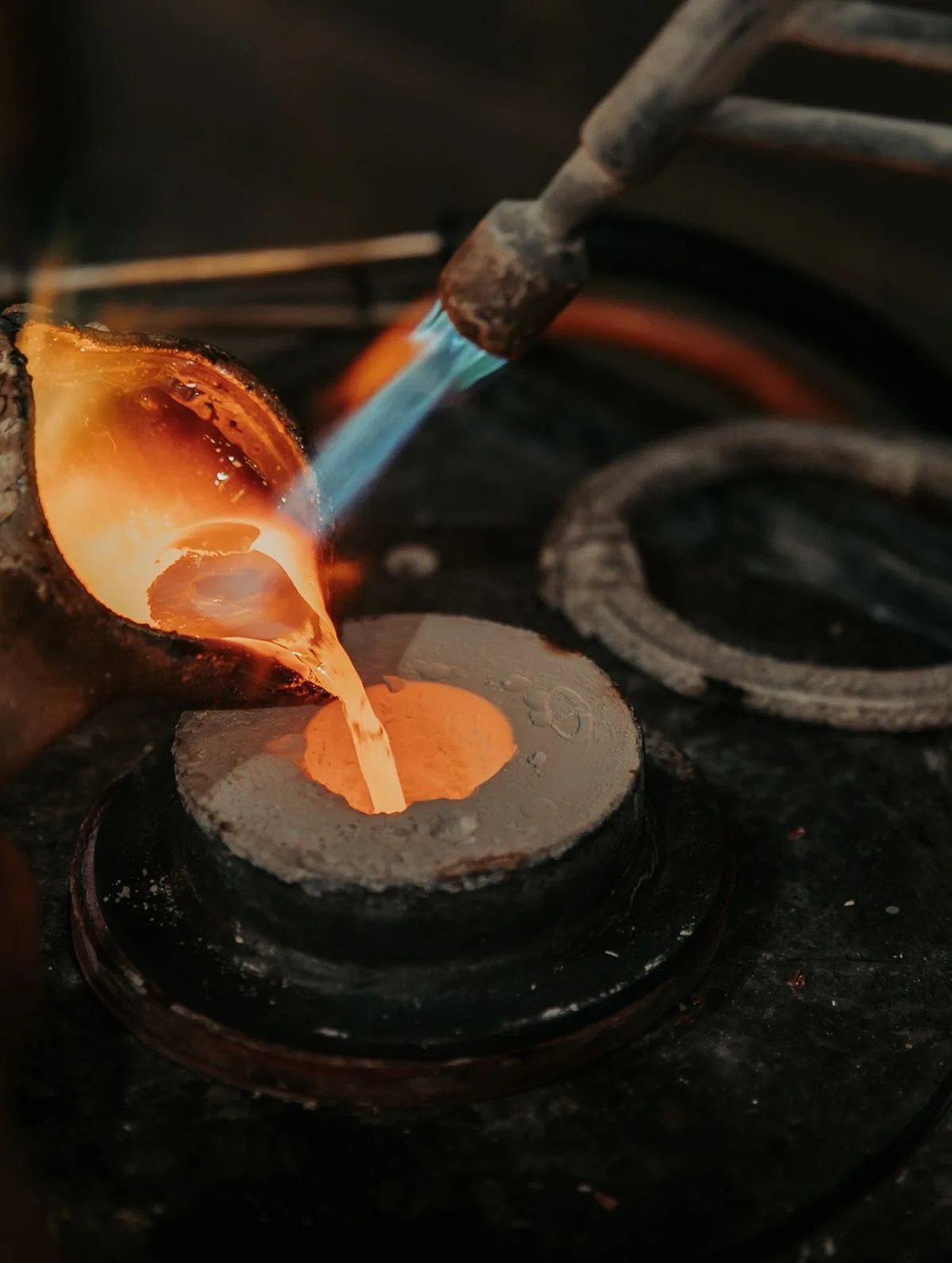 Fundição de semijoias: peça criada em molde a partir do metal base